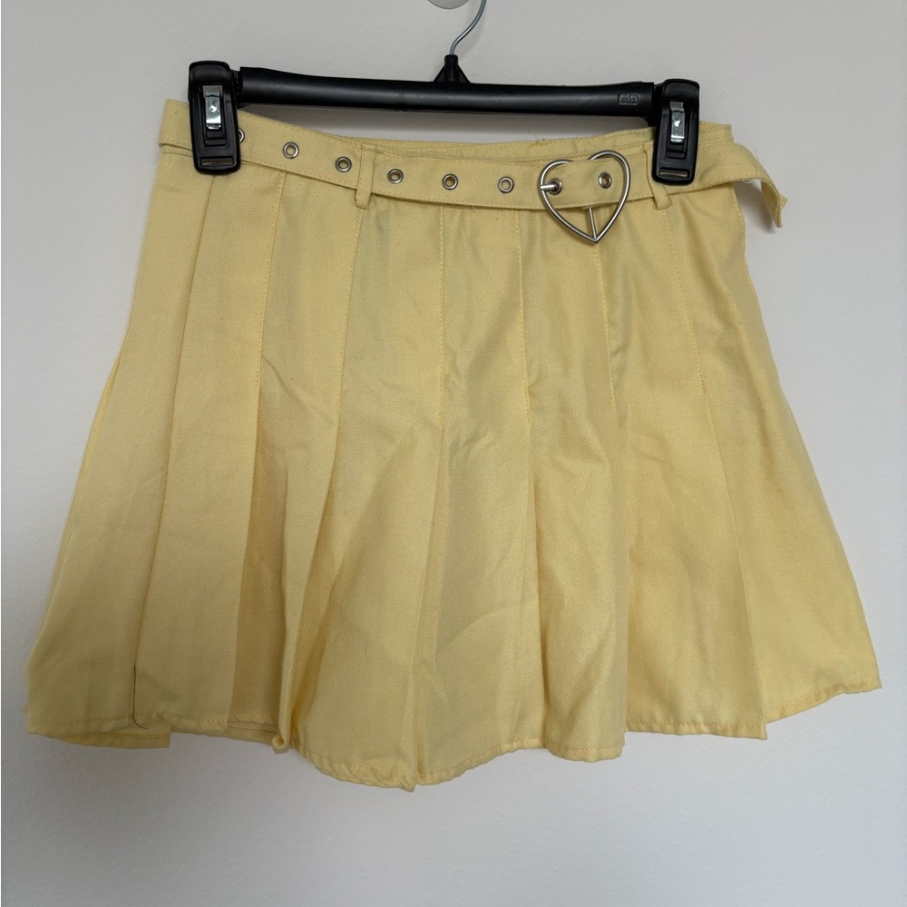 Rue21 Yellow Pleated Mini Skirt with Heart Buckle Detail Small